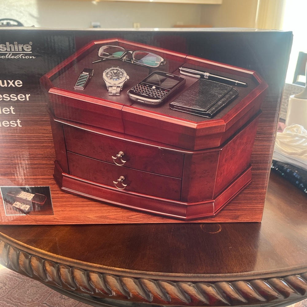 Berkshire Mahogany Dresser Valet